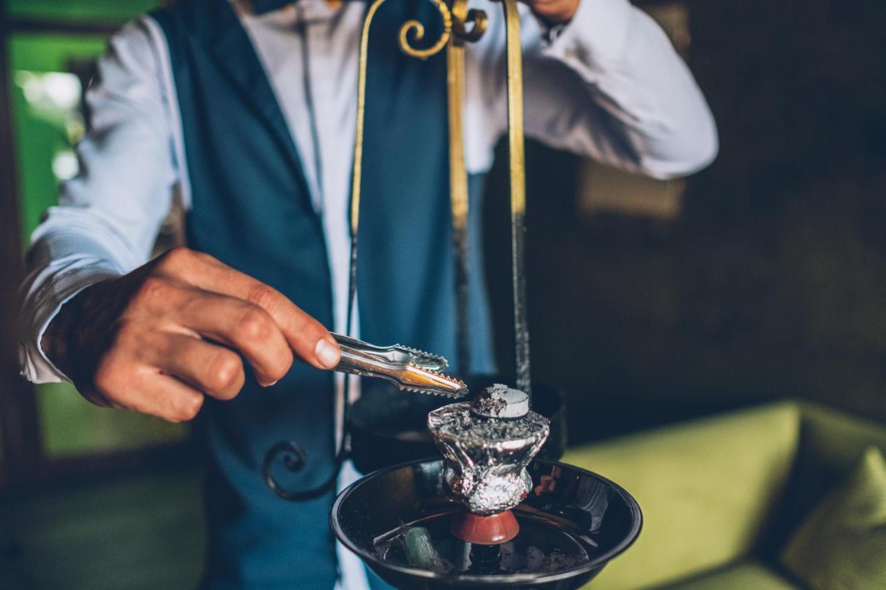 伊波罗之星度假酒店 Saïdia 外观 照片 A bartender adding ice to a cocktail